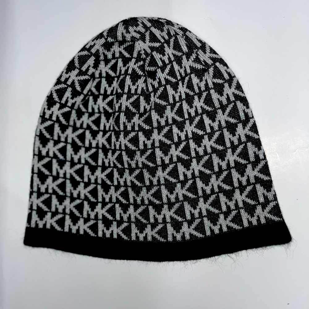 NWOT. Michael Kors repeat logo beanie hat, derby grey & black. Fitted MK HAT.